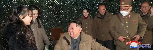 這次新型導(dǎo)彈試射，金正恩攜夫人、妹妹、女兒罕見同框